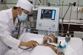 A doctor checks the health of a TB patient at Pham Ngoc Thach Hospital in HCM City (Photo: VNA)