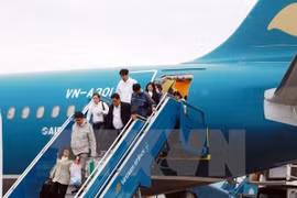 Passengers get off a plane of Vietnam Airlines (Source: VNA)