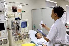 A patient received stem cell transplantation at the Hanoi-based Stem Cell Centre (Photo: VNA)