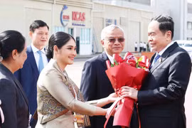 National Assembly Chairman Tran Thanh Man is greeted at Wattay International Airport in Vientiane, Laos. (Photo: VNA)