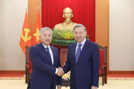 Party General Secretary To Lam (right) and Mongolian Minister for Food, Agriculture and Light Industry Jadamba Enkhbayar. (Photo: VNA)