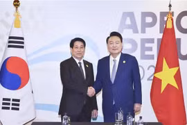 Vietnam’s State President Luong Cuong (left) and his RoK counterpart Yoon Suk Yeol. (Photo: VNA)