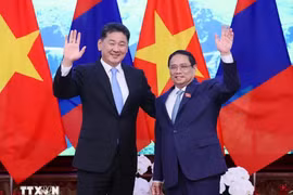 Prime Minister Pham Minh Chinh (right) and Mongolian President Ukhnaagiin Khurelsukh. (Photo: VNA)