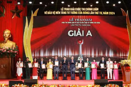 Party General Secretary and State President To Lam takes a photo with first prize winners. (Photo: VNA)