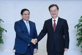 Prime Minister Pham Minh Chinh (left) receives Wang Ning, member of the Communist Party of China Central Committee and Secretary of the Yunnan provincial Party Committee, in Kunming city on November 6. (Photo: VNA)