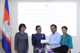 Vietnamese Ambassador to Cambodia Nguyen Huy Tang (second from right) receives donations at the ceremony on October 10. (Photo: VNA)