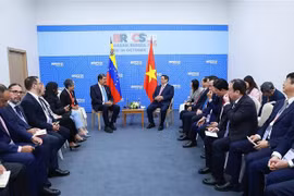 Prime Minister Pham Minh Chinh (right, centre) meets with Venezuelan President Nicolas Maduro. (Photo: VNA)