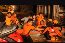 Philippine rescuers rush to save Typhoon Trami victims. (Photo: AFP)