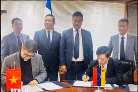Delegates at the signing ceremony (Photo: VNA)