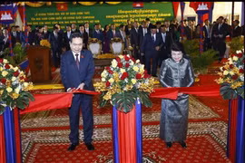 Chairman of the Vietnamese National Assembly Tran Thanh Man (L) and President of the Cambodian National Assembly Samdech Khuon Sudary cut the ribbon to inaugurate the Cambodian National Assembly's administrative building. (Photo: VNA)