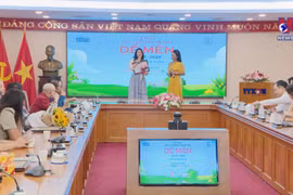 Female writer wins grand prize of De Men Awards for Children