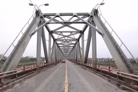 Hanoi bridges empty as people practice physical distancing 