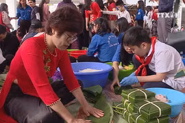 Hanoi children eager to wrap Chung cake as Tet gifts