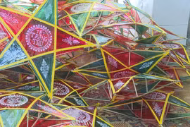 Craft village making Mid-Autumn Festival lanterns enters busy season