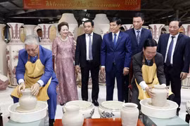 Vietnamese, Kazakh leaders visit ancient pottery village
