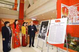 VNA's photo exhibition lures delegates to Congress