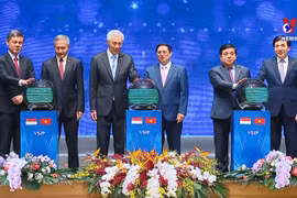 Vietnam, Singapore PMs attend investment promotion conference