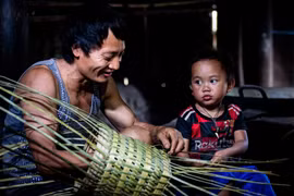 Rattan buckets - Indispensable part of Mong ethnic group's lives