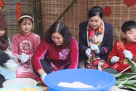 2,000 chung cakes sent to kids in mountainous areas ahead of Tet