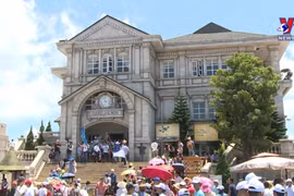 Localities see surges in tourist numbers during five-day holidays 