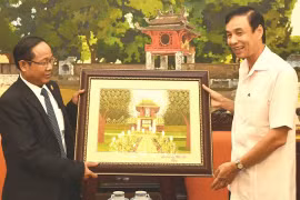 Hanoi leader receives Lao president of trade union federation