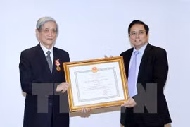 First class order bestowed upon former chief of Vietnam News Agency