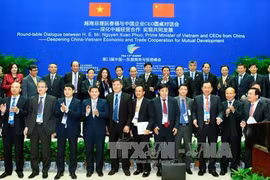 PM chairs roundtable dialogue with Chinese CEOs 