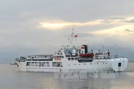 Ships bringing Tet gifts arrive at Truong Sa island district