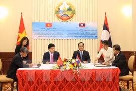 Vietnam, Laos pledge to give highest priority to bilateral ties