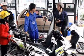 Petrol prices drop over 600 VND per litre 