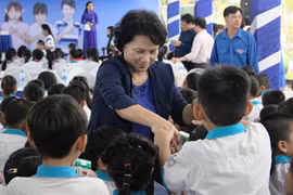 Can Tho: Children receive free milk, scholarships 