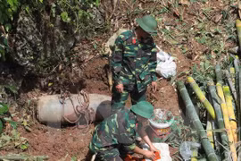 US students learn about wartime UXO issues in Vietnam