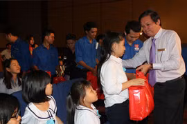 Scholarships given to disadvantage children in Binh Duong