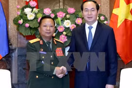 President urges Vietnamese, Lao armies to boost ties 