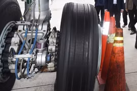 Vietnam Airlines plane lands safely despite flat tire