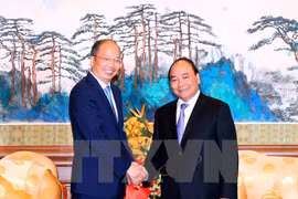 PM meets banking, corporate executives in China