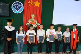 RoK presents scholarships to Thua Thien-Hue students 