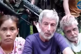 Philippine President pledges to rescue Abu Sayyaf hostages