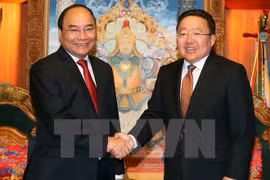 PM meets Mongolia President in Ulan Bator 