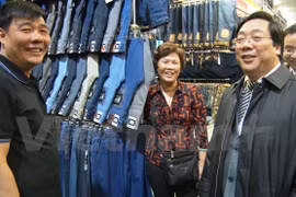Ambassador visits Vietnamese traders in Russia 