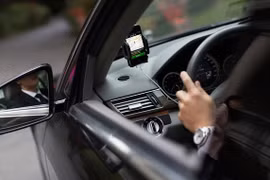 Draft decree proposes roof signs for Uber, GrabTaxi