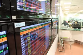 Low crude keeps stocks down 