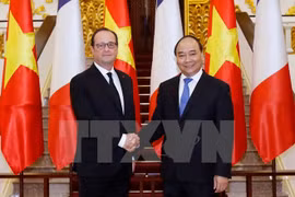 PM Phuc meets French President in Hanoi