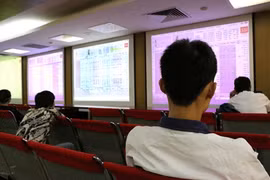 Stock market: Food, beverage firms extend losses