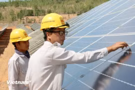 Installing rooftop solar power system (Photo: VietnamPlus)