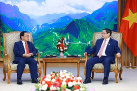 Prime Minister Pham Minh Chinh (R) receives visiting President of the Lao State Inspection Authority Khamphan Phommathat at their meeting in Hanoi on June 3. (Photo; VNA)