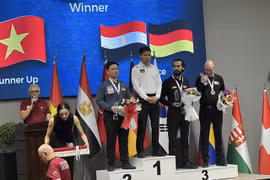 Bao Phuong Vinh (standing on the left on the podium) celebrates winning the runner-up place of the Ankara World Cup three-cushion event in Turkey on June 15. ( Photo: nld.com.vn) 