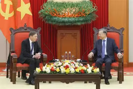 General Secretary of the Communist Party of Vietnam (CPV) Central Committee To Lam (right) on December 10 receives General David Petraeus, a Partner at the Kohlberg Kravis Roberts (KKR) global investment firm and Chairman of the KKR Global Institute. (Photo: VNA)