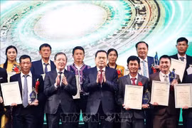 National Assembly Chairman Tran Thanh Man (centre) and outstanding farmers honoured at the ceremony. (Photo: VNA)