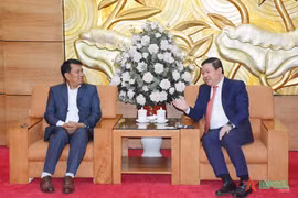 Vice President of the Vietnam Union of Friendship Organisations (VUFO) Nguyen Ngoc Hung (right) receives Nepal Peace and Solidarity Council (NPSC) Chairman Rabindra Adhikari in Hanoi on May 20. (Photo: qdnd.vn)